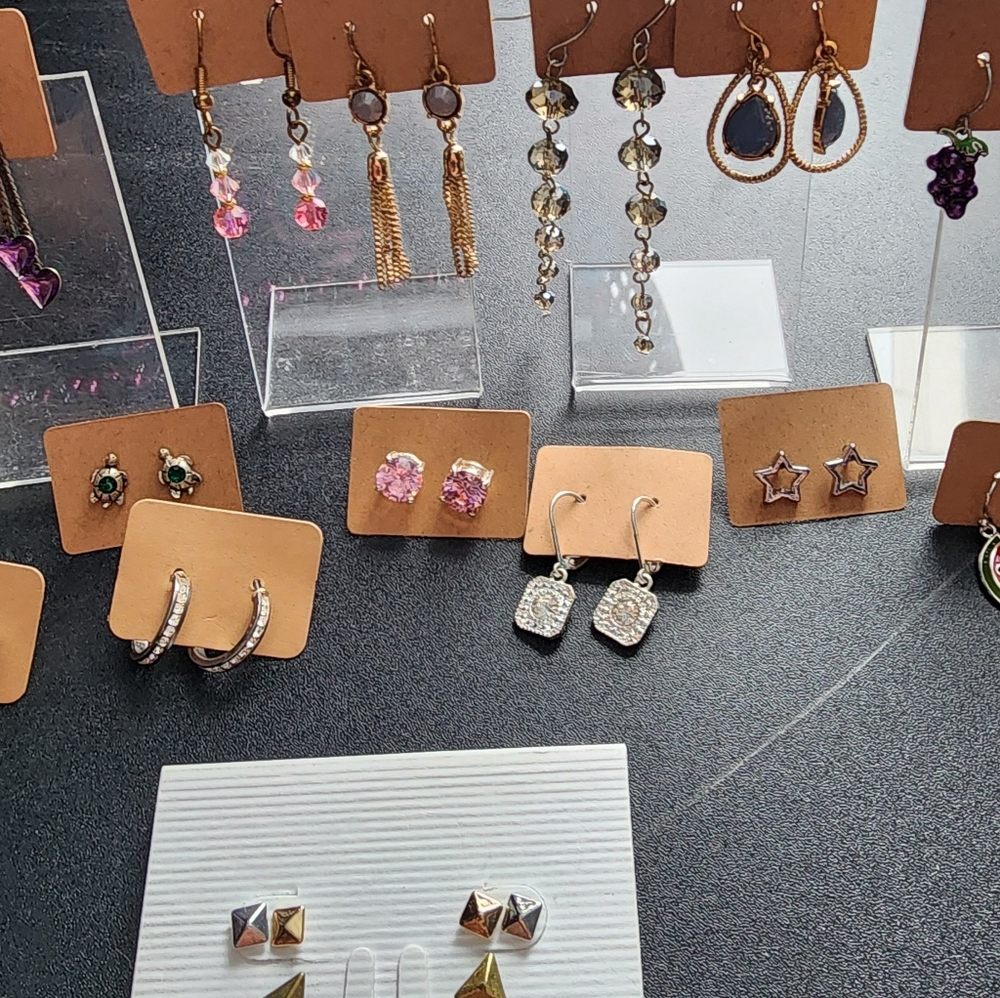 21 Elegant Assorted Earrings & Necklace - Picture 5 of 7
